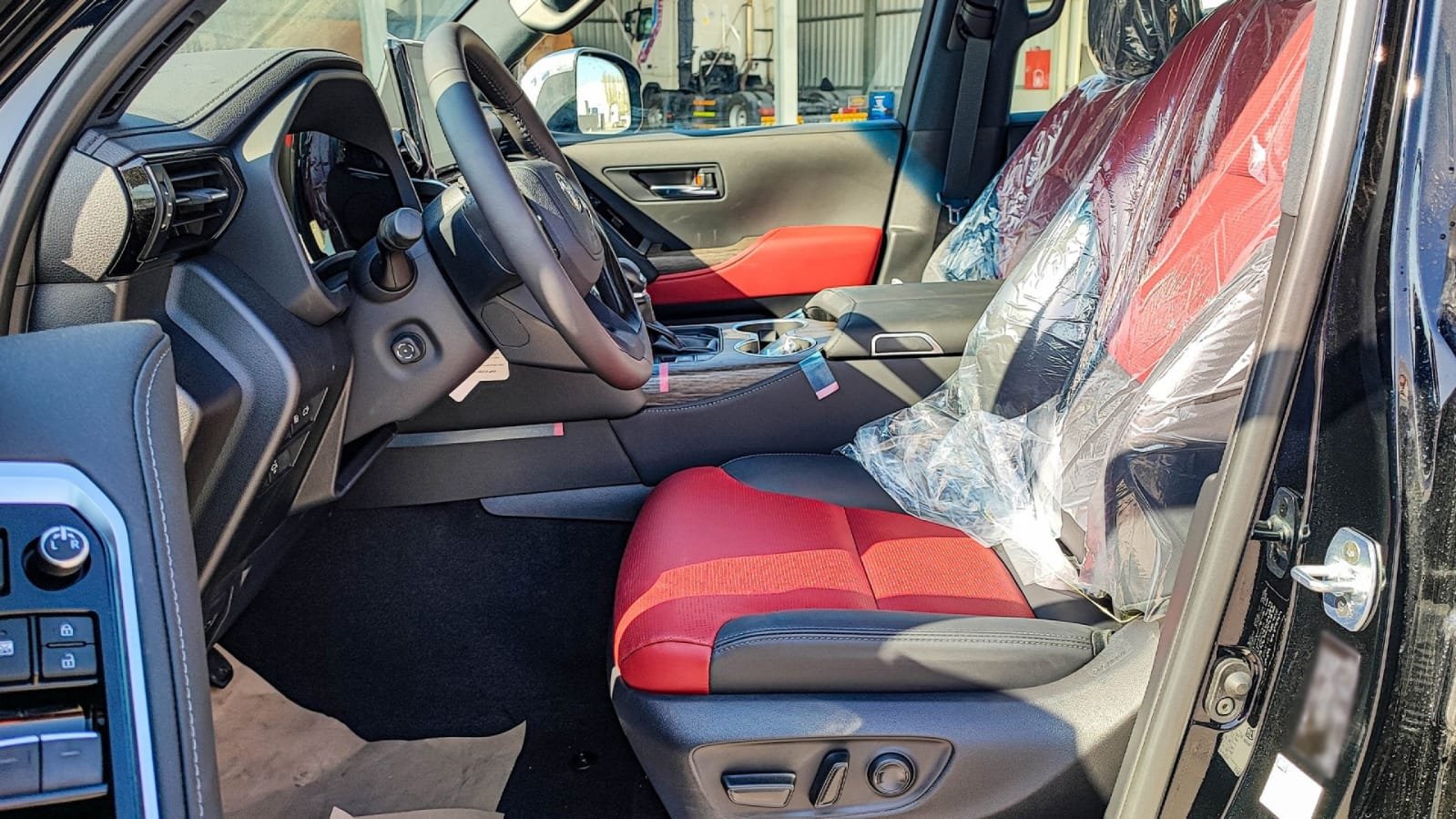 
								Toyota Land Cruiser LC300 Series VXR-Top TT 3.5L Petrol 7 Seaters Automatic Transmission MY2025 full									