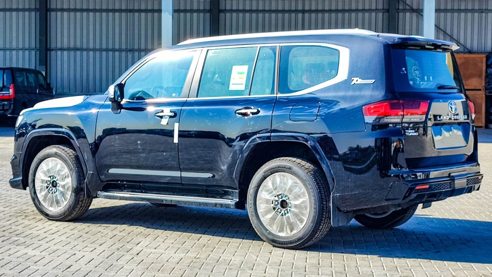 
								Toyota Land Cruiser LC300 Series VXR-Top TT 3.5L Petrol 7 Seaters Automatic Transmission MY2025 full									