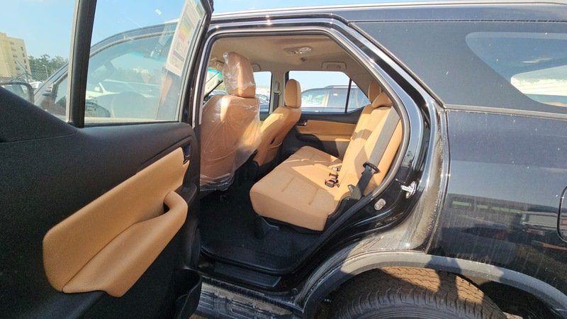
								Toyota Fortuner 2.7L V4 4WD Petrol 7 Seaters Automatic Transmission MY2024 full									