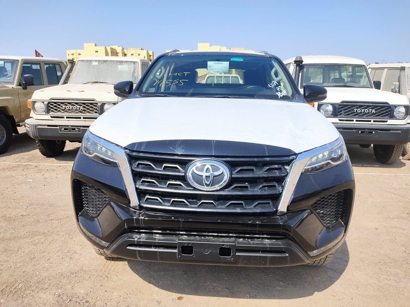
								Toyota Fortuner 2.7L V4 4WD Petrol 7 Seaters Automatic Transmission MY2024 full									